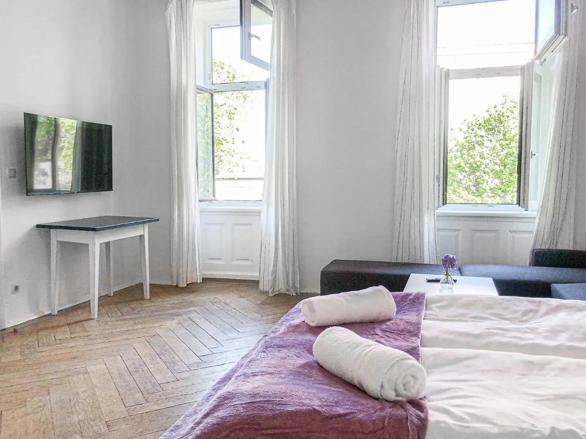 Commodious 2Br Apt. Near Akh-Perfect For Groups Vienna Austria